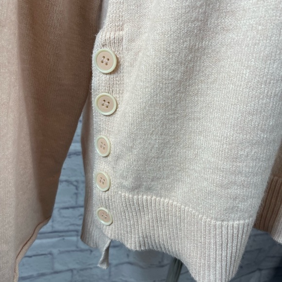 Chelsea & Theodore Button-Side Lightweight Sweater NWT Women’s Large Beige - Picture 3 of 8